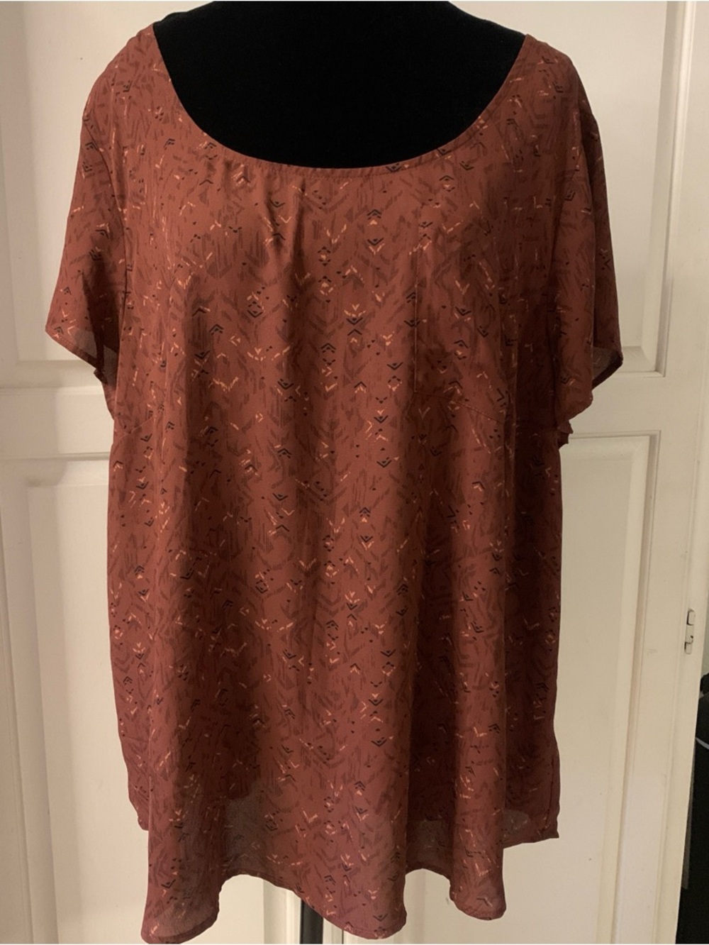 TORRID Burgundy Scoop Neck Short Sleeve Tunic with Subtle Print